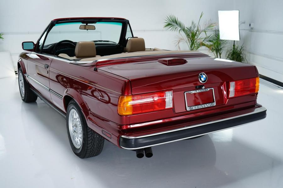  BMW 325i Convertible (Calypso Red) 1990 года  (фото 8 из 190)